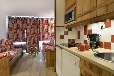 Cuisine ou kitchenette dans l'établissement Résidence Themis - Magnifique appartement · Skis aux pieds · Vue pistes · Casier à skis MAE-3485