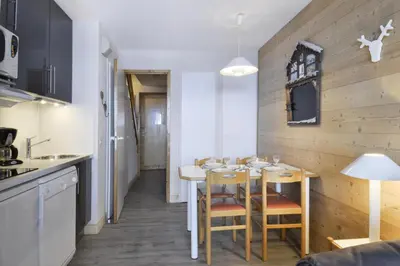 Cuisine ou kitchenette dans l'établissement Résidence Licorne - Appartement rénové · Accès direct aux pistes · Vue pistes · Balcon MAE-3497