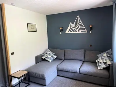 Coin salon dans l'établissement Résidence Amethyste - Studio entièrement rénové · Ski aux pieds · Vue pistes · Balcon MAE-3547