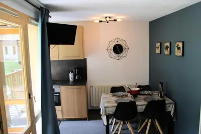 Cuisine ou kitchenette dans l'établissement Résidence Amethyste - Studio entièrement rénové · Ski aux pieds · Vue pistes · Balcon MAE-3547