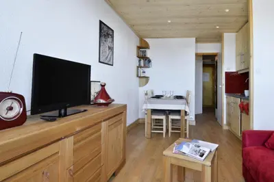 Télévision ou salle de divertissement dans l'établissement Résidence Licorne - Studio entièrement rénové · Accès direct aux pistes · Vue pistes MAE-3548