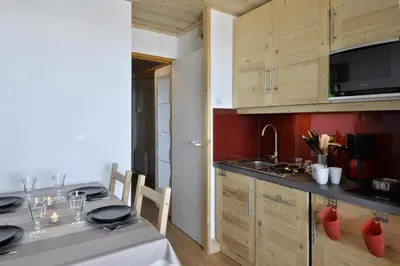 Cuisine ou kitchenette dans l'établissement Résidence Licorne - Studio entièrement rénové · Accès direct aux pistes · Vue pistes MAE-3548