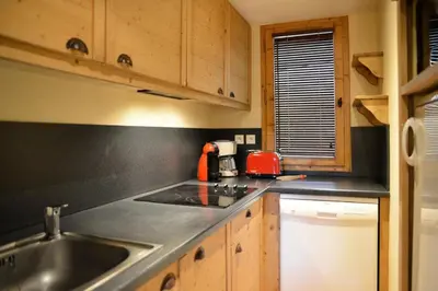 Cuisine ou kitchenette dans l'établissement Résidence Nereides - Appartement chaleureux · Accès direct aux pistes · Casier à skis · Vue pistes MAE-3567