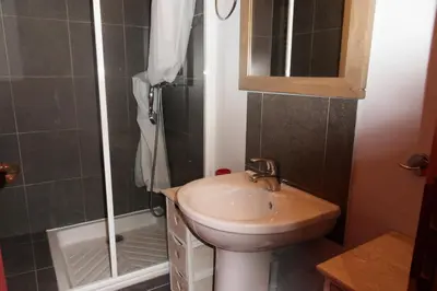 Salle de bains dans l'établissement Résidence Nereides - Appartement chaleureux · Accès direct aux pistes · Casier à skis · Vue pistes MAE-3567