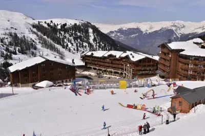 L'établissement Résidence Licorne - Appartement tout confort · Skis aux pieds · Vue pistes · Casier à skis MAE-3573 en hiver