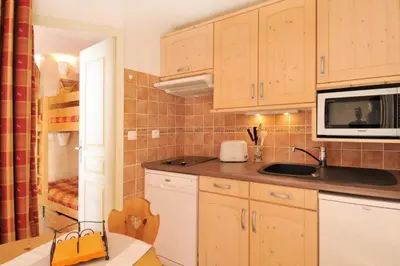 Cuisine ou kitchenette dans l'établissement Résidence Aigue-marine - Appartement lumineux · Skis aux pieds · Vue pistes · Balcon MAE-3582