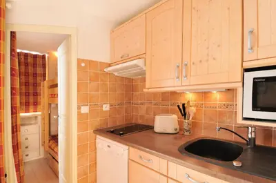 Cuisine ou kitchenette dans l'établissement Résidence Aigue-marine - Appartement lumineux · Skis aux pieds · Vue pistes · Balcon MAE-3582