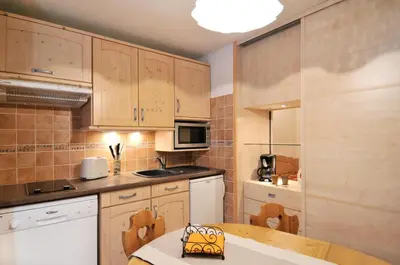 Cuisine ou kitchenette dans l'établissement Résidence Aigue-marine - Appartement lumineux · Skis aux pieds · Vue pistes · Balcon MAE-3582