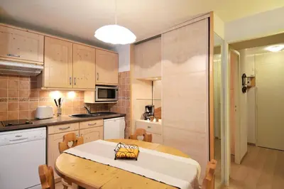Cuisine ou kitchenette dans l'établissement Résidence Aigue-marine - Appartement lumineux · Skis aux pieds · Vue pistes · Balcon MAE-3582