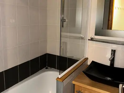 Salle de bains dans l'établissement Résidence Callisto - Appartement chaleureux · Au pied des pistes · Vue pistes · Balcon MAE-3590