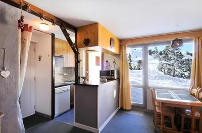 Cuisine ou kitchenette dans l'établissement Résidence Turquoise - Appartement chaleureux · Accès direct aux pistes · Casier à skis MAE-3595
