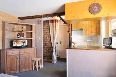 Cuisine ou kitchenette dans l'établissement Résidence Turquoise - Appartement chaleureux · Accès direct aux pistes · Casier à skis MAE-3595
