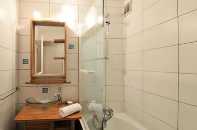 Salle de bains dans l'établissement Résidence Turquoise - Appartement chaleureux · Accès direct aux pistes · Casier à skis MAE-3595