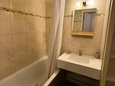 Salle de bains dans l'établissement Résidence Andromede - Appartement tout confort · Au pied des pistes · Vue pistes MAE-3603