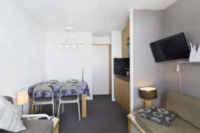 Télévision ou salle de divertissement dans l'établissement Résidence Themis - Appartement agréable et confortable · Accès direct aux pistes · Vue pistes · Casier à skis MAE-3604