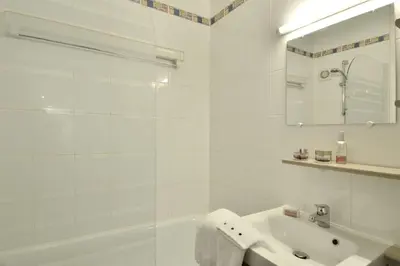 Salle de bains dans l'établissement Résidence Beryl - Studio agréable · Centre station · Vue vallée · Balcon MAE-3610