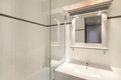 Salle de bains dans l'établissement Résidence Aigue-marine - Studio tout confort · Skis aux pieds · Balcon · Vue vallée MAE-3614