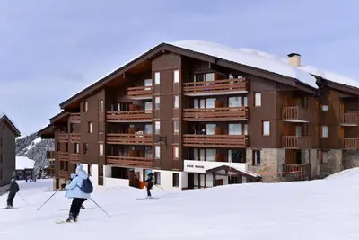L'établissement Résidence Aigue-marine - Studio tout confort · Skis aux pieds · Balcon · Vue vallée MAE-3614 en hiver