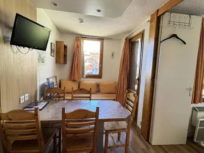 Télévision ou salle de divertissement dans l'établissement Résidence Pierre De Soleil - Studio cosy · Skis aux pieds MAE-3617