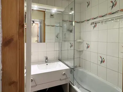 Salle de bains dans l'établissement Résidence Pierre De Soleil - Studio cosy · Skis aux pieds MAE-3617
