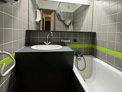 Salle de bains dans l'établissement Résidence Carene - Appartement chaleureux · Proche des pistes · Vue pistes · Balcon MAE-3623
