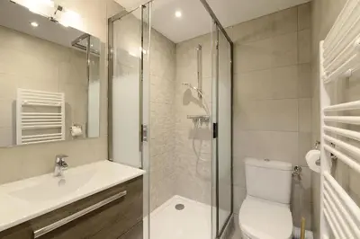 Salle de bains dans l'établissement Résidence Andromede - Magnifique appartement rénové · Accès direct aux pistes · Vue pistes MAE-3636
