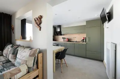 Cuisine ou kitchenette dans l'établissement Résidence Andromede - Magnifique appartement rénové · Accès direct aux pistes · Vue pistes MAE-3636