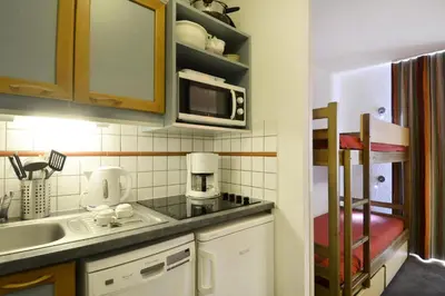 Cuisine ou kitchenette dans l'établissement Résidence Croix Du Sud - Chaleureux studio · Cœur de station · Vue pistes · Balcon MAE-3637