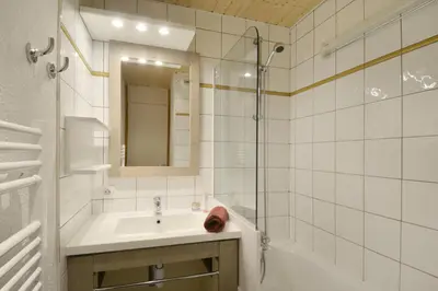 Salle de bains dans l'établissement Résidence Croix Du Sud - Chaleureux studio · Cœur de station · Vue pistes · Balcon MAE-3637