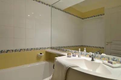 Salle de bains dans l'établissement Résidence Licorne - Appartement récemment rénové · Ski aux pieds · Vue pistes · Casier à skis MAE-3652