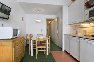 Cuisine ou kitchenette dans l'établissement Résidence Themis - Appartement fonctionnel · Skis aux pieds · Balcon avec vue sur pistes MAE-3663