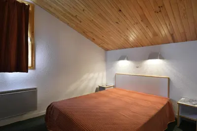 Un ou plusieurs lits dans un hébergement de l'établissement Résidence Themis - Appartement fonctionnel · Skis aux pieds · Balcon avec vue sur pistes MAE-3663