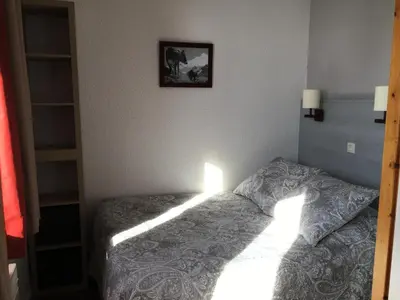 Un ou plusieurs lits dans un hébergement de l'établissement Résidence Callisto - Appartement tout confort · Skis aux pieds · Vue pistes MAE-3668