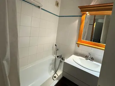 Salle de bains dans l'établissement Résidence Turquoise - Appartement agréable · Skis aux pieds · Vue pistes · Balcon MAE-3669