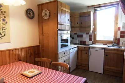 Cuisine ou kitchenette dans l'établissement Résidence Aigue-marine - Appartement chaleureux · Accès direct aux pistes · Vue pistes MAE-3678