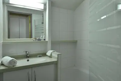 Salle de bains dans l'établissement Résidence Andromede - Appartement fonctionnel · Skis aux pieds · Vue pistes · Balcon MAE-3684