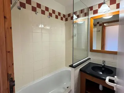 Salle de bains dans l'établissement Résidence Callisto - Studio agréable · Accès direct aux pistes · Vue pistes · Casier à skis MAE-3705