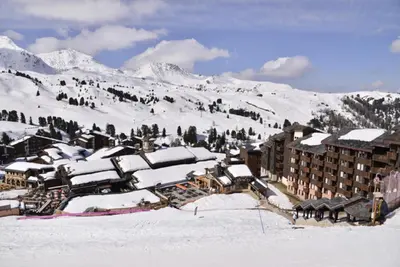 L'établissement Résidence Callisto - Studio agréable · Accès direct aux pistes · Vue pistes · Casier à skis MAE-3705 en hiver