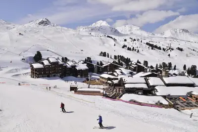 L'établissement Résidence Callisto - Studio agréable · Skis aux pieds · Vue pistes · Casier à skis MAE-3711 en hiver