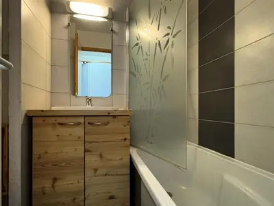 Salle de bains dans l'établissement Résidence Themis - Studio fonctionnel · Accès direct aux pistes · Vue pistes MAE-3742