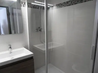 Salle de bains dans l'établissement Résidence Andromede - Appartement fonctionnel · Accès direct aux pistes · Vue pistes MAE-3765