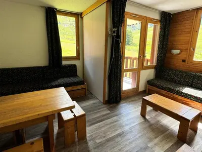 Coin salon dans l'établissement Résidence Aigue-marine - Studio agréable · Accès direct aux pistes · Vue pistes MAE-3783
