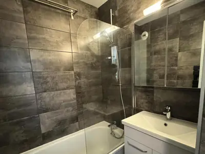 Salle de bains dans l'établissement Résidence Aigue-marine - Studio fonctionnel · Accès direct aux pistes · Vue pistes MAE-3789
