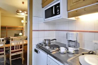 Cuisine ou kitchenette dans l'établissement Résidence Amethyste - Studio divisible chaleureux · Accès direct aux pistes · Vue pistes MAE-3793