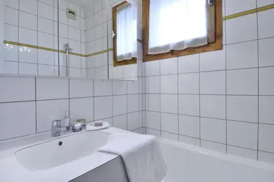 Salle de bains dans l'établissement Résidence Amethyste - Studio divisible chaleureux · Accès direct aux pistes · Vue pistes MAE-3793