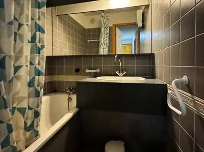 Salle de bains dans l'établissement Résidence Carene - Appartement tout confort et lumineux · Proche des pistes · Balcon MAE-7124