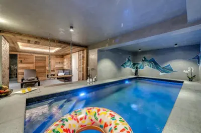 Piscine de l'établissement Chalet Merveilles by Les Etincelles ou située à proximité