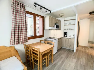Cuisine ou kitchenette dans l'établissement Résidence Rond Point Des Pistes A - Appartement proche des pistes·Balcon MAE-6728
