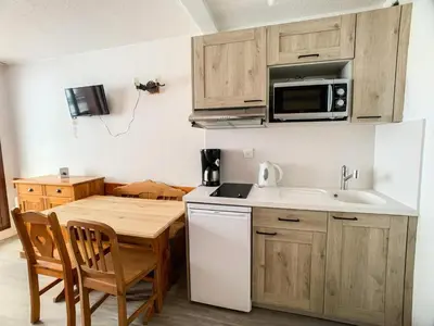 Cuisine ou kitchenette dans l'établissement Résidence Rond Point Des Pistes B - Studio lumineux·Proche des pistes et des commerces MAE-6792