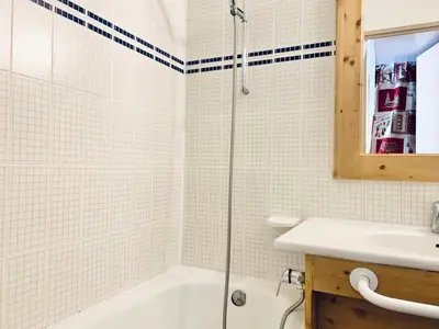 Salle de bains dans l'établissement Résidence Rond Point Des Pistes B - Studio lumineux·Proche des pistes et des commerces MAE-6792